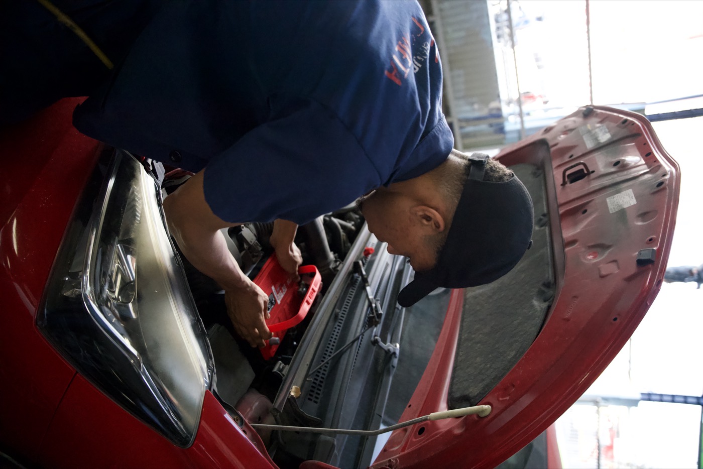 Técnico de Centro Cometa instalando una batería