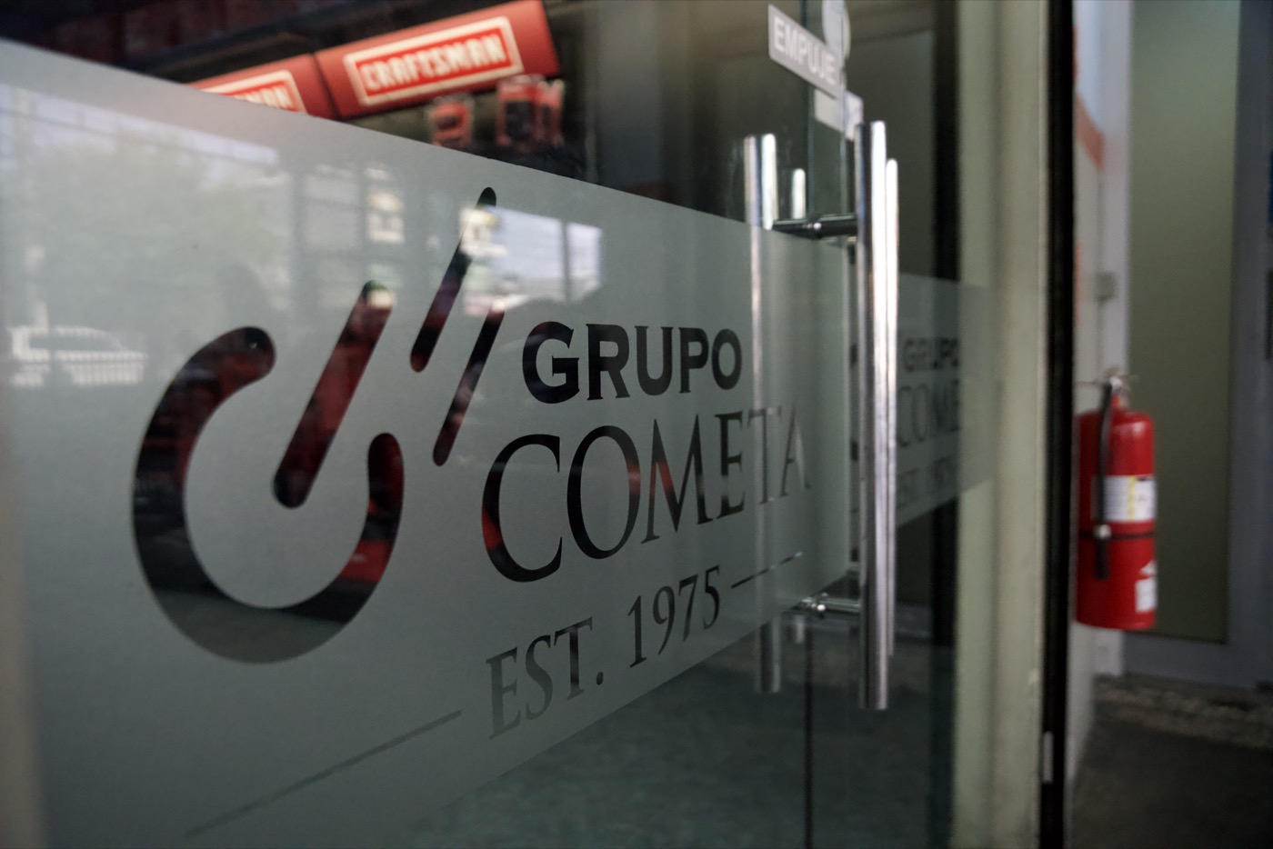 Entrada de Grupo Cometa con exhibidores de herramientas Craftsman